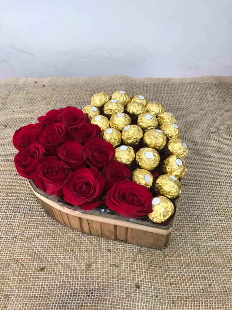 Coração De Madeira Com Rosas e Ferrero Rocher