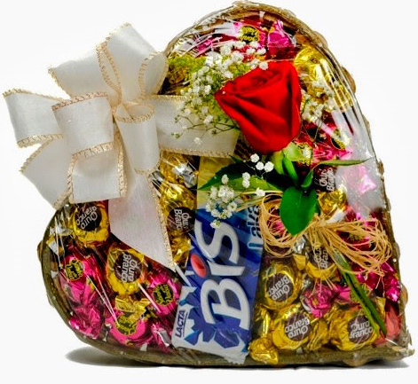 Coração de Madeira com Chocolate e Rosa